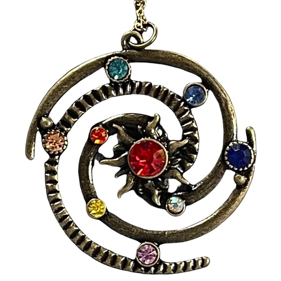 Swirl pendant necklace with sun in the middle with rainbow stones & gold chain - Picture 4 of 5